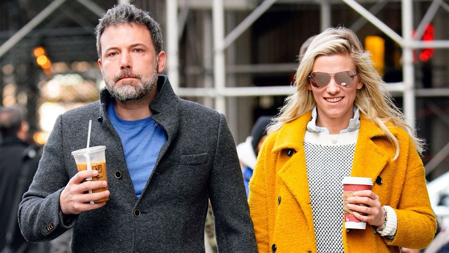 Ben Affleck Visto con Lindsay Shookus en un Centro Comercial