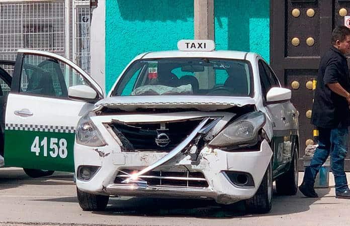 Colisión entre Taxi y Auto Particular en Av. Constitución Deja Solo Daños Materiales