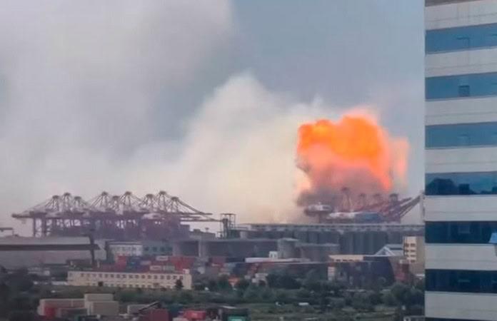 Explosión Causa Fuego en Buque Portacontenedores en la Costa de China